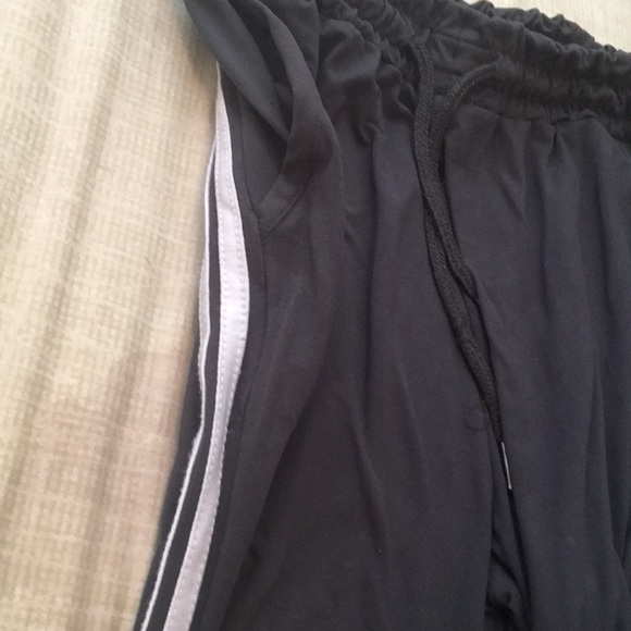 Leggings with white striped on the sides. S: L - Picture 3 of 4